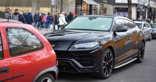 兰博基尼urus街拍黑色外观的大黑牛