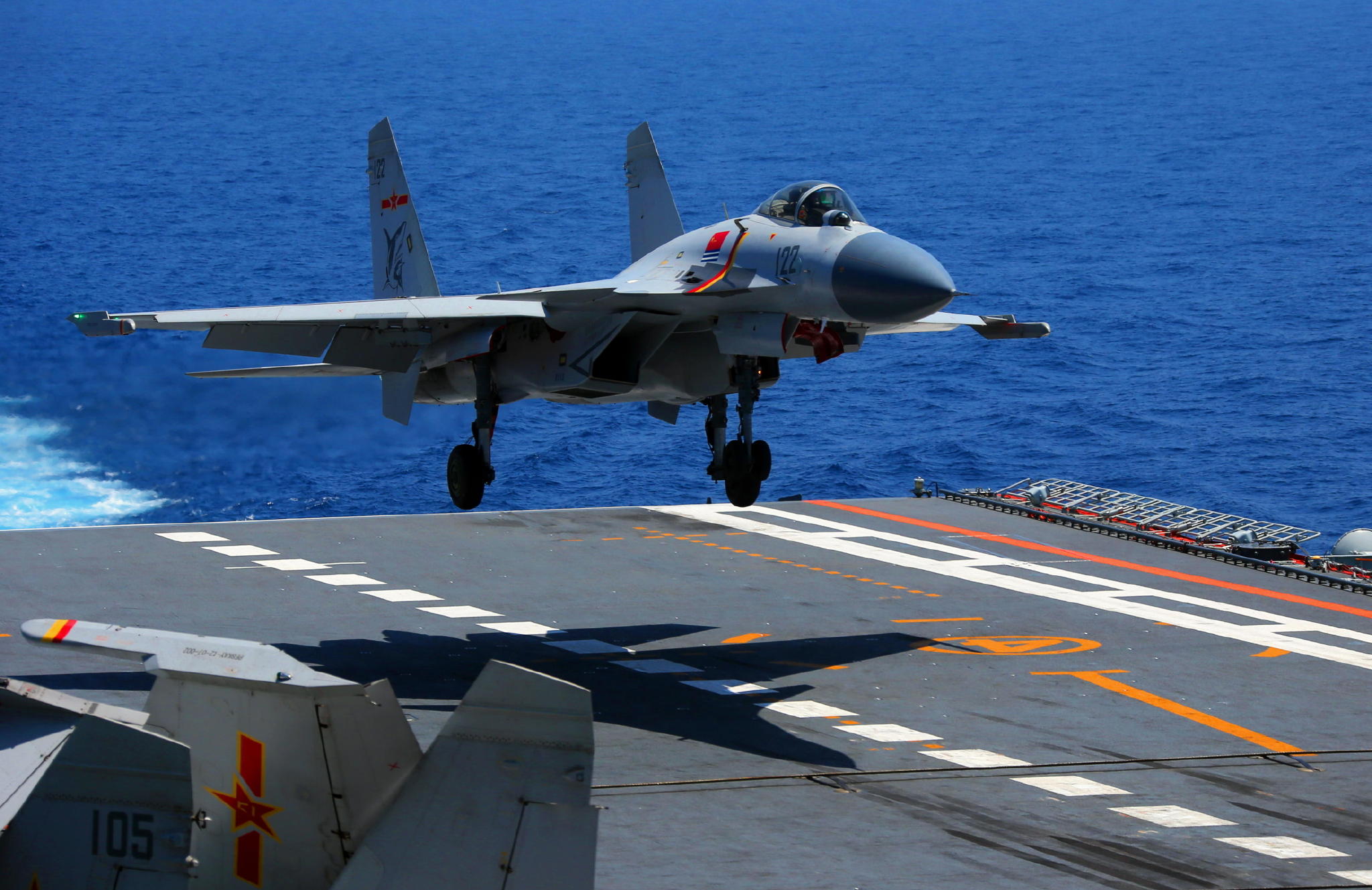 还在骂沈飞歼-15生产数量不足?其实是舰载机飞行员数量不够