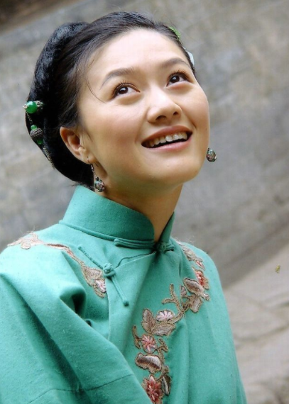 曾苦苦追求陆毅四年无果,丈夫却在狱中去世,今带着孩子守寡