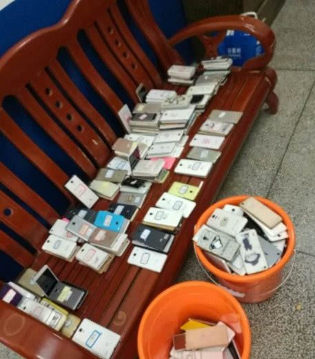 上课时被没收的手机,放寒假老师怎么处理?学生:提起来就窝火