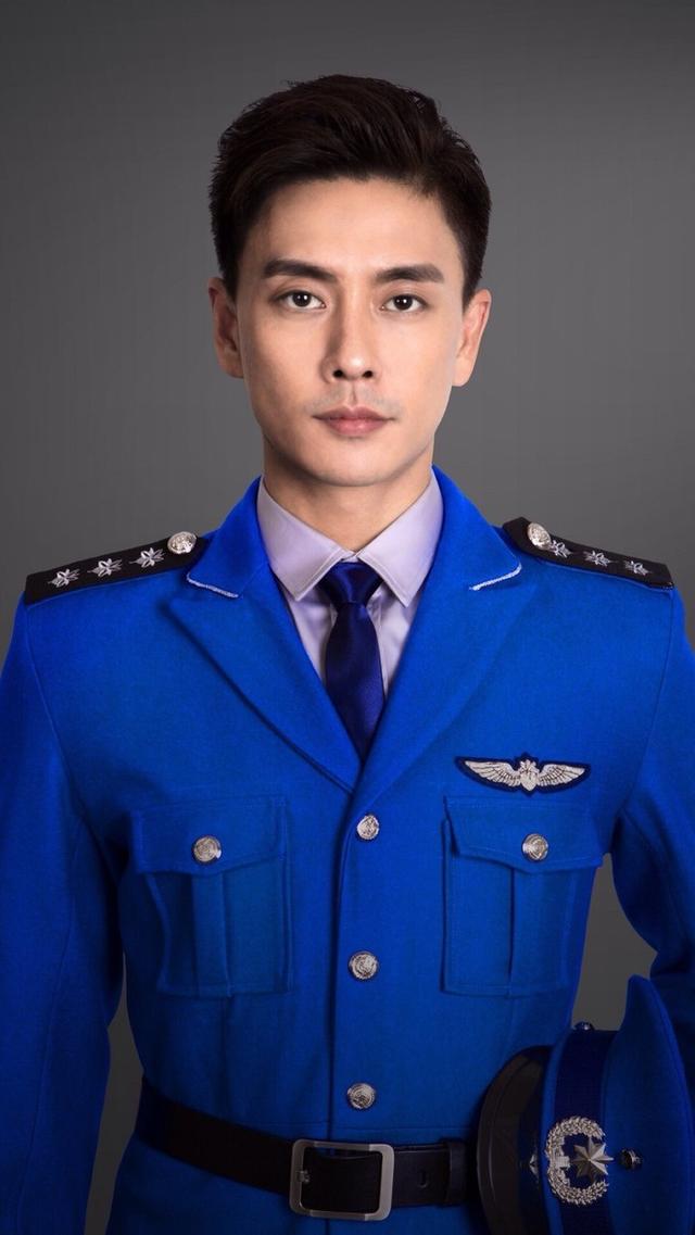 男星穿军装上演"制服诱惑":大叔太撩人,小鲜肉也别有一番滋味