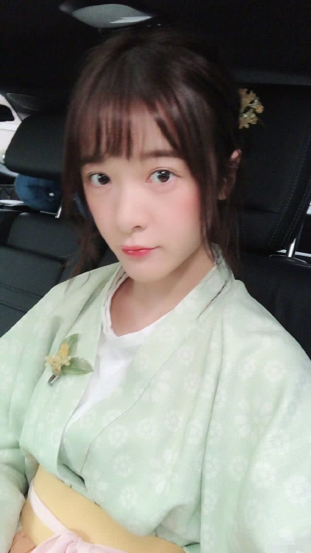 细碎的齐刘海,再加上两边精致的麻花辫,衬得徐娇整个人都十分的可爱