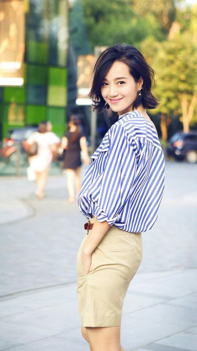 辣妈朱丹一袭棉麻风格的衬衫连衣裙淑女又俏皮