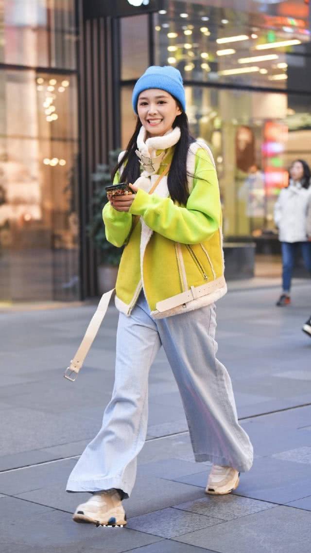 街拍:清新的潮流少女,穿搭紧身,彰显出美女高贵大方的气质