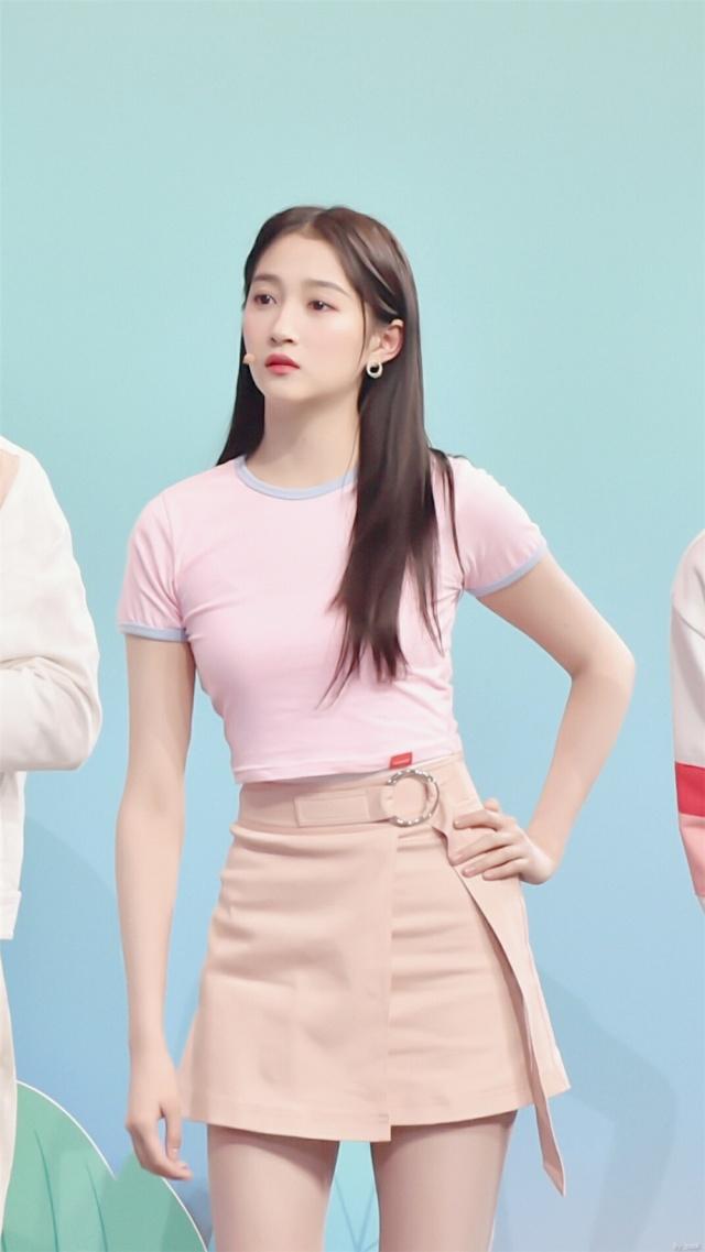 关晓彤的身材上热搜,穿粉色t恤 短裙超惊艳,网友:真羡慕鹿晗