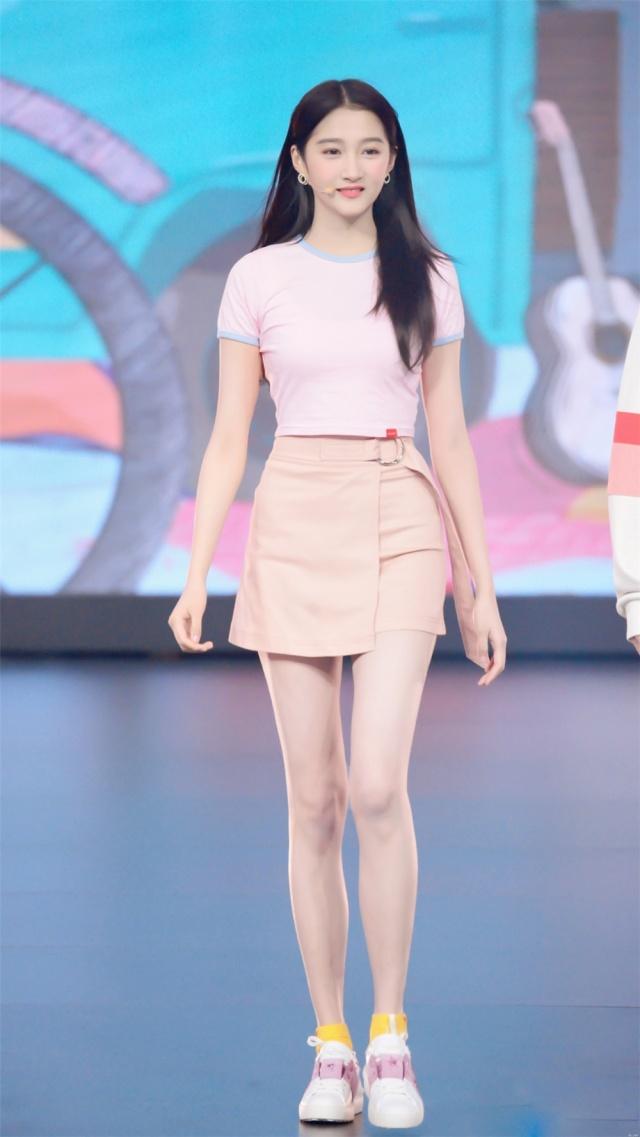 关晓彤的身材上热搜,穿粉色t恤 短裙超惊艳,网友:真羡慕鹿晗