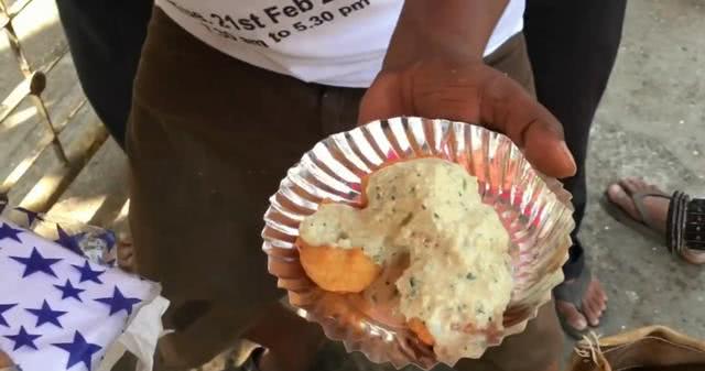 1元的印度小吃看起来很美味,当看到一桶绿酱时,马上没胃口了