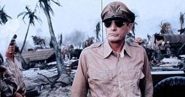 美国名将麦克阿瑟,戴墨镜叼烟斗,不同的穿衣风格突显强大气场