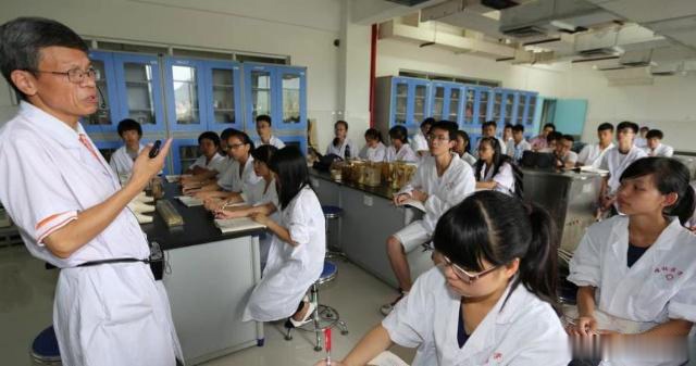 医学院男老师课堂上为女学生"把脉"