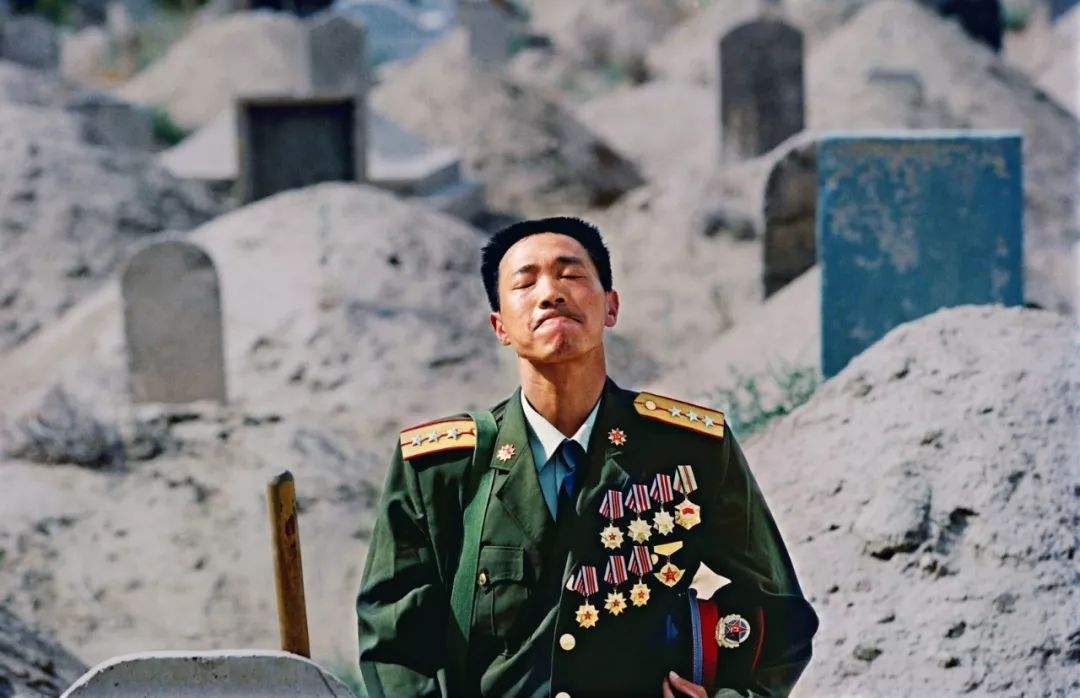 还记得他吗?亡妻坟前一跪感动亿万国人,如今怎样了?