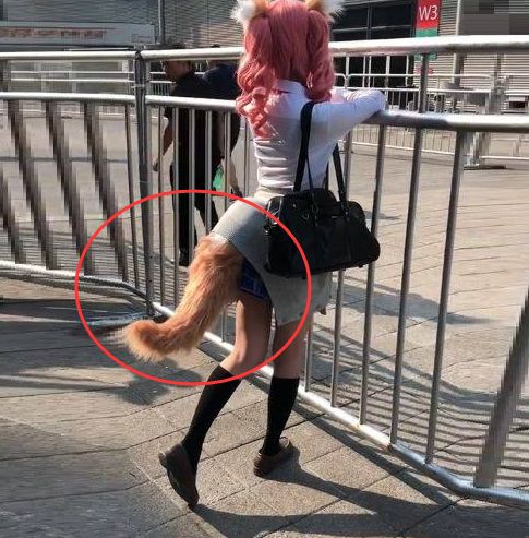 女子长出"狐狸尾巴",众人围观拍照,她说一番话,大家转身离开