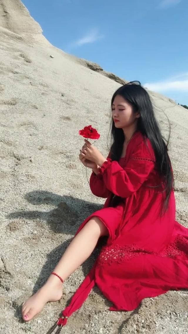 红衣少女吸粉无数最后一张玉米地里的她最清纯喜欢这款式吗