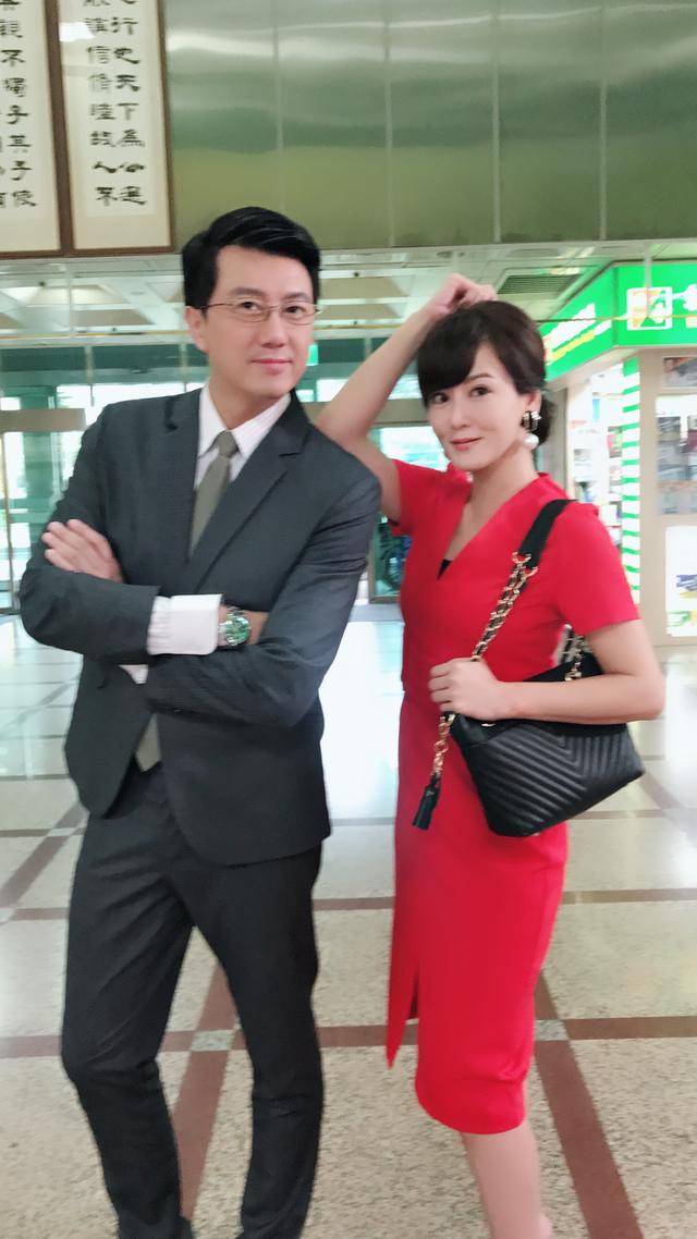 邱琦雯从小美人胚,初中五官深邃正翻