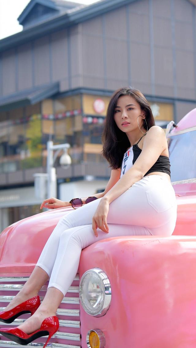 街拍:街头遇到一位乌克兰美女,笑容甜美,身材丰满,女人味十足