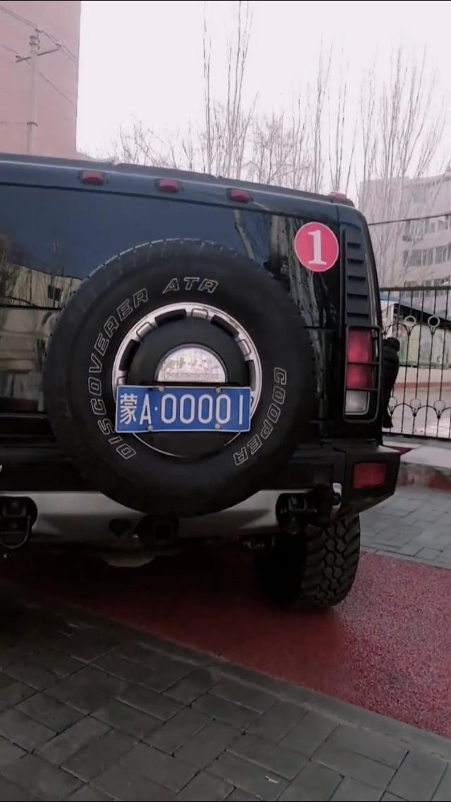 低调的老板,开200万的悍马,车牌比五连号还牛,吃饭的地方亮了