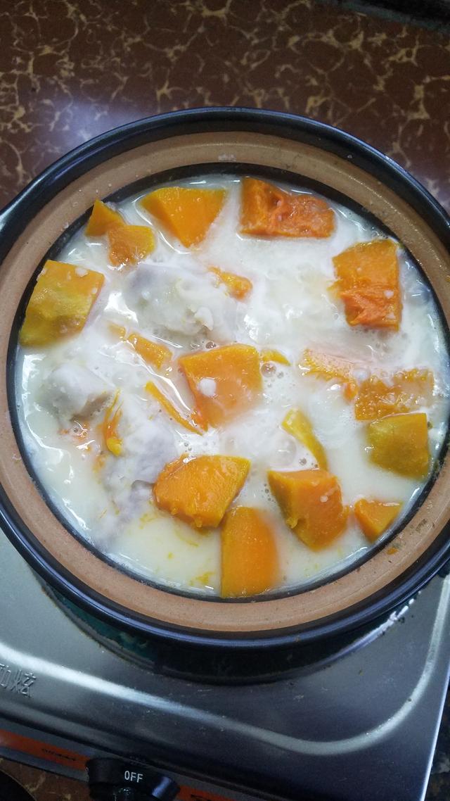 香芋南瓜煲,广东很出名的一道家常菜,做法超简单,冬天必备美食