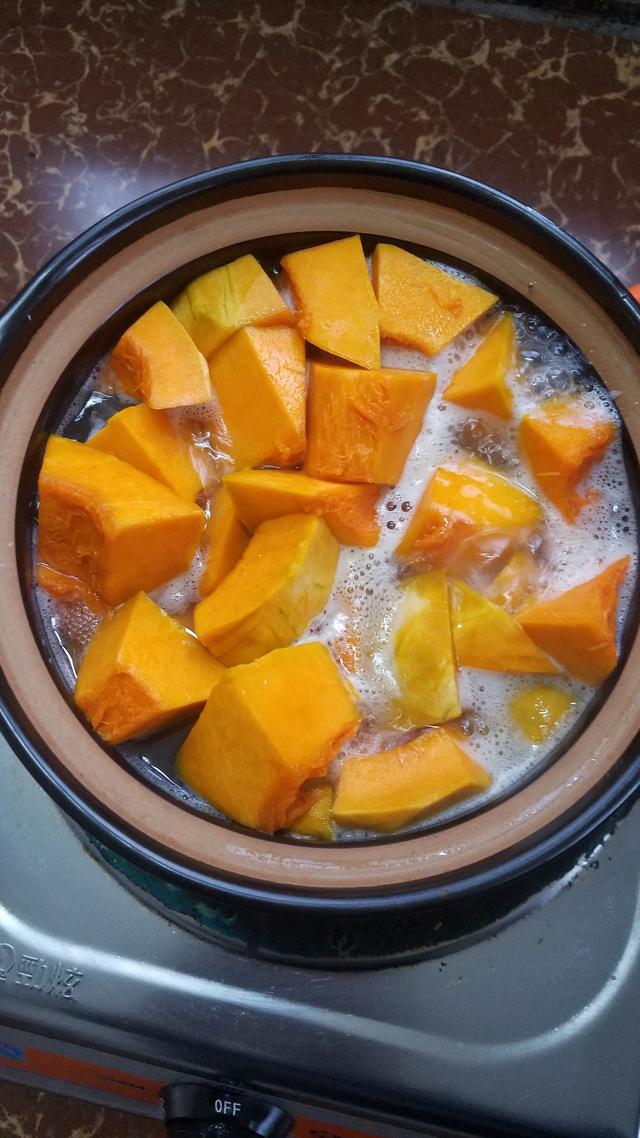 香芋南瓜煲,广东很出名的一道家常菜,做法超简单,冬天必备美食