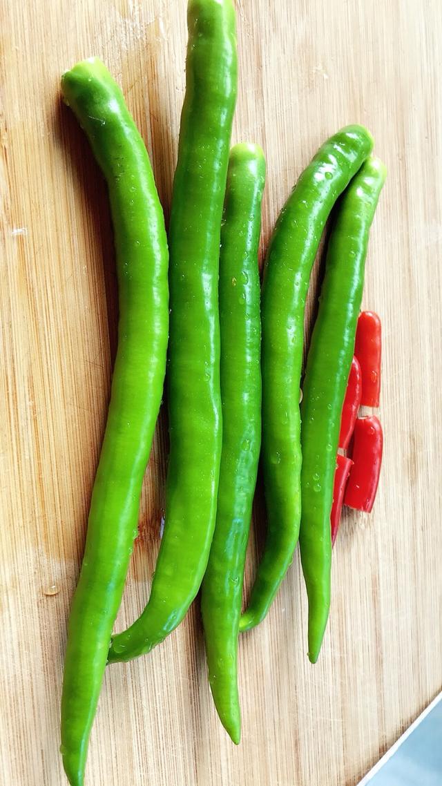 杭椒洗净用手掰成三四厘米长的小段
