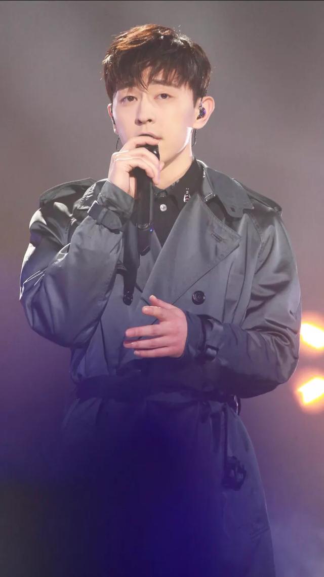 东方卫视跨年邓伦倾情献唱,不输专业歌手,与张韶涵同框很开心