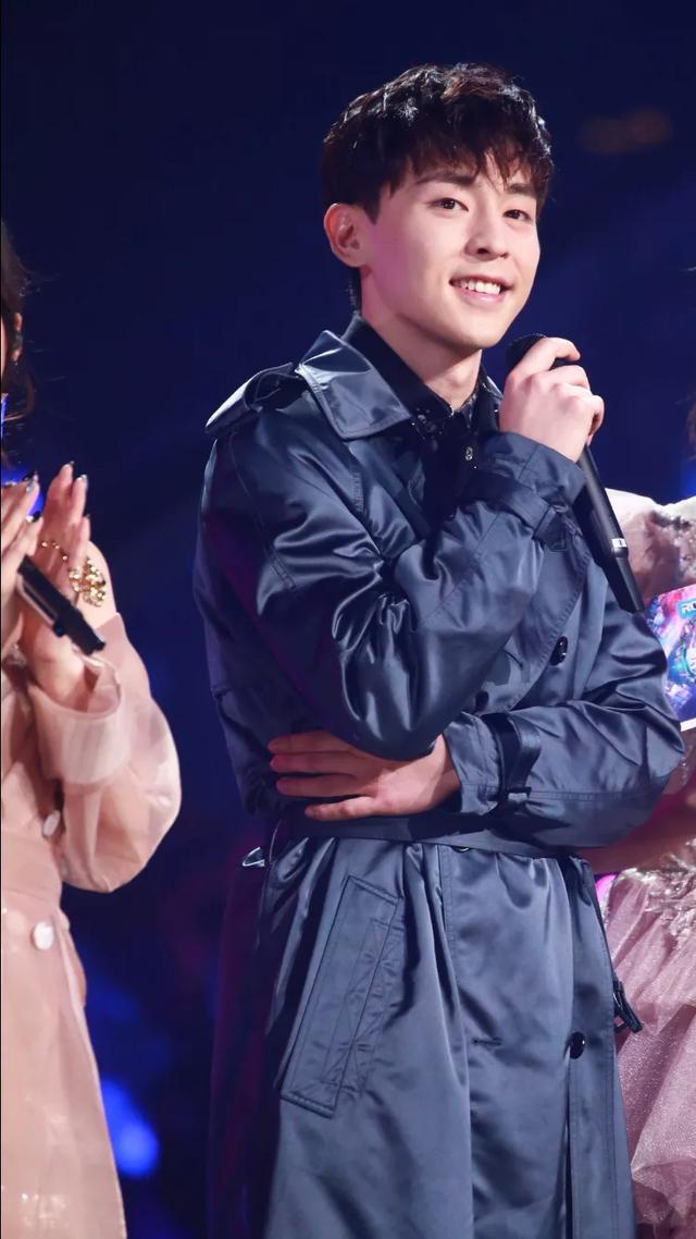 邓伦在东方卫视跨年演唱会中只唱了一首歌,这也可以理解,毕竟是演员