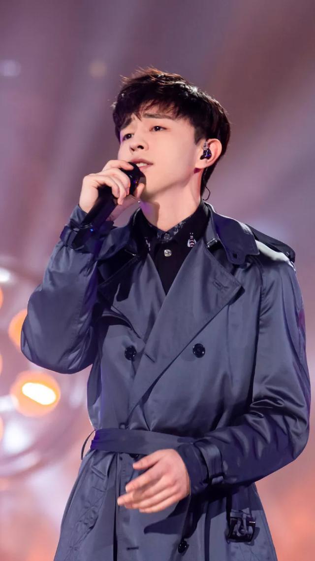 东方卫视跨年邓伦倾情献唱,不输专业歌手,与张韶涵同框很开心