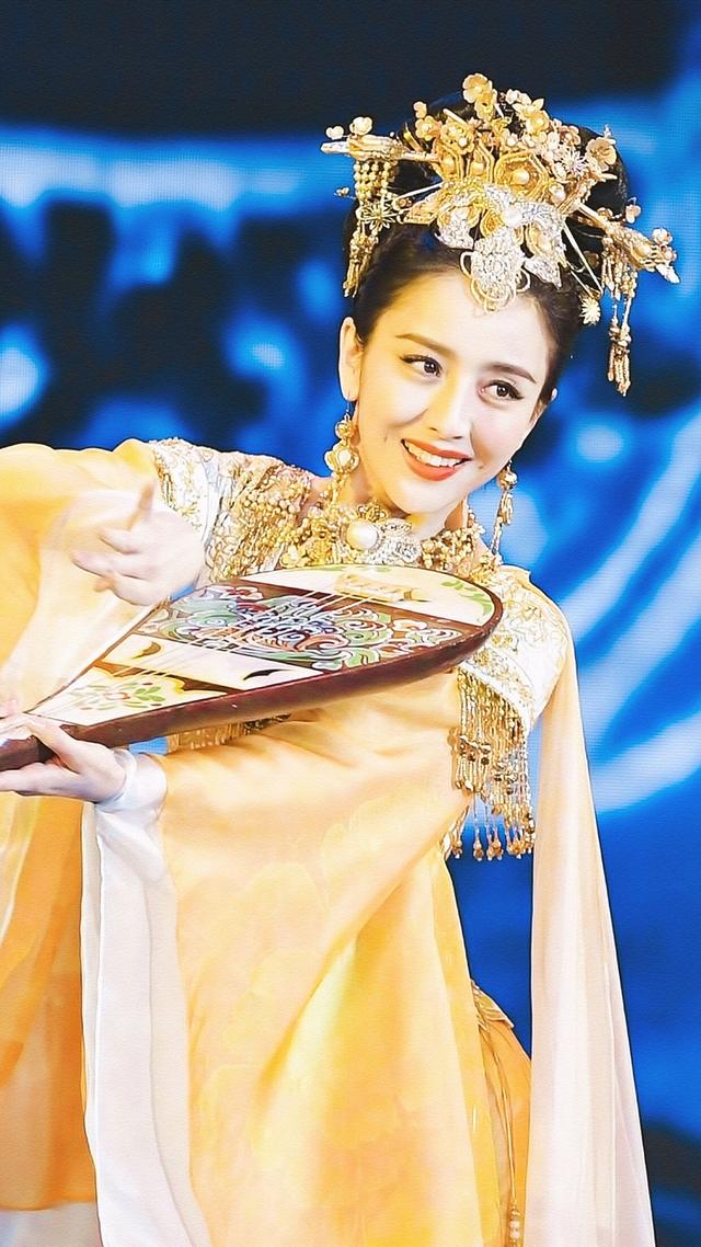 可能和从小学习舞蹈有关,每次丫丫穿古装跳舞的时候,都特别美,有一种