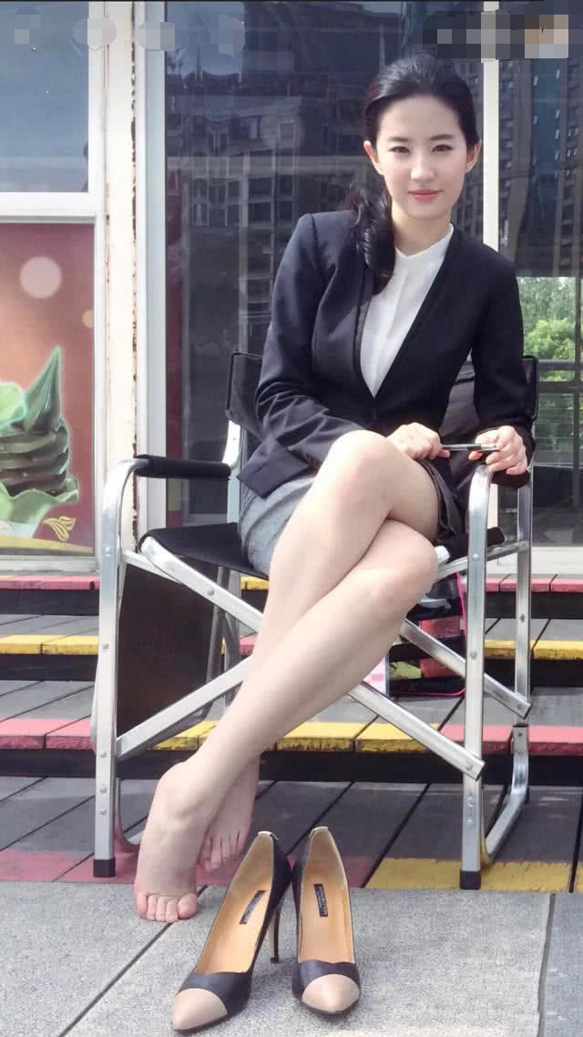 有一种腿叫刘亦菲的"麻花腿,明明很肥很粗壮,却还能缠在一起