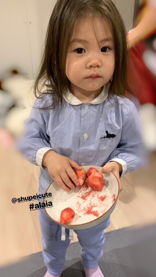 陈冠希女儿在东京玩耍,被苏见信女朋友p得像变了一个人