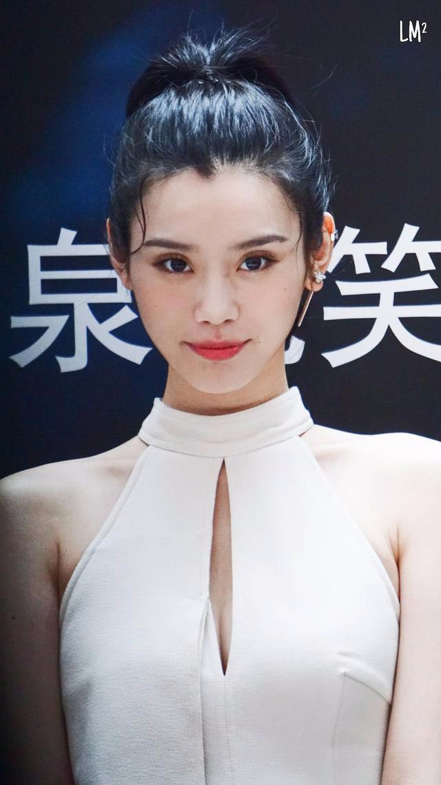 奚梦瑶出席活动,绿色开衩裙配高马尾,气质出众又迷人