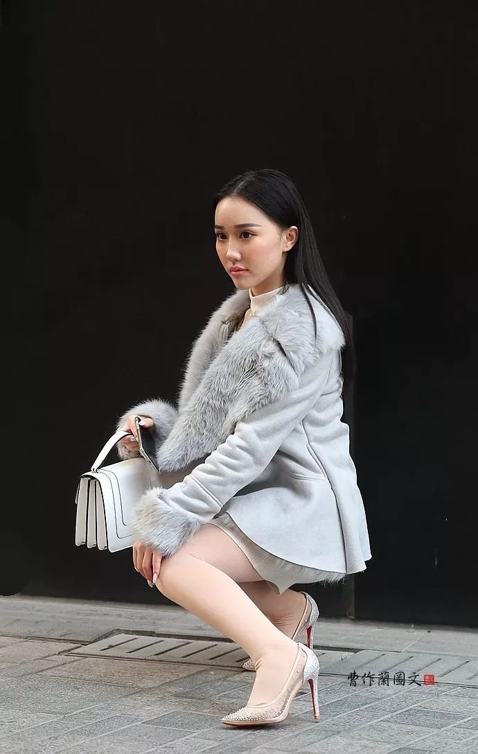 街拍:一个穿肉色丝袜细高跟鞋的南方小美女|南方|小美女|肉色_新浪新