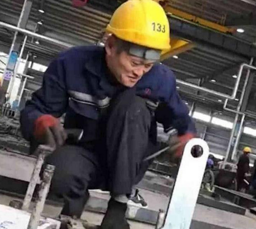 "搬砖马云"网络走红,看到正脸后都不淡定了,这是马云本人吗?