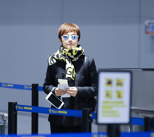 孙俪邓超出发参加金马奖,机场全黑look气场全开,简直帅翻了!