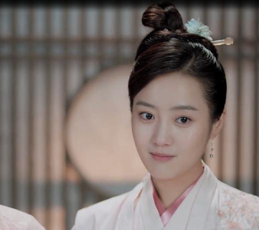 不是的,小桃没有减肥,而是饰演小桃的王梓薇减肥了.