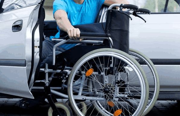 残疾人开滴滴被歧视,我们该不该容忍?网友:安