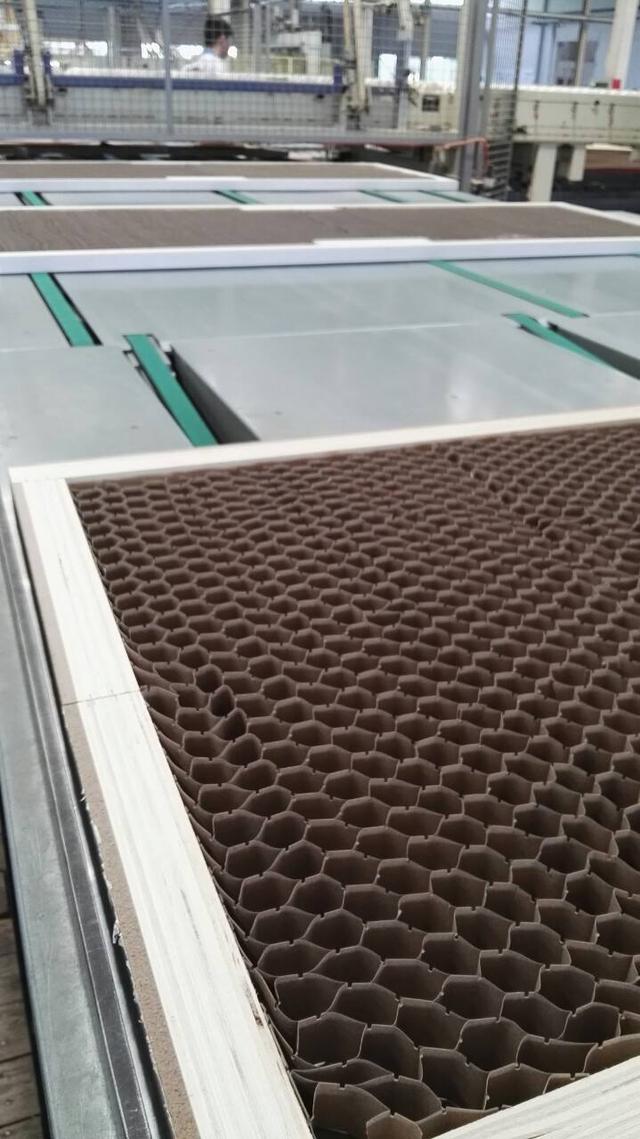 良心开发商才会装这种|防盗门|填充物|蜂窝纸_新浪新闻