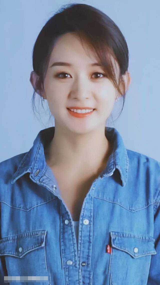 赵丽颖现身机场,怀孕6月左右,身材发胖,与助理