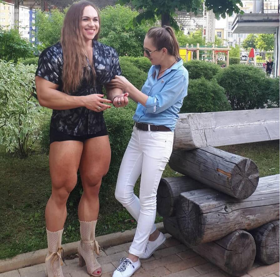 战斗名族的女人就不一样,强壮肌肉不输男人,网友:看背影就想逃