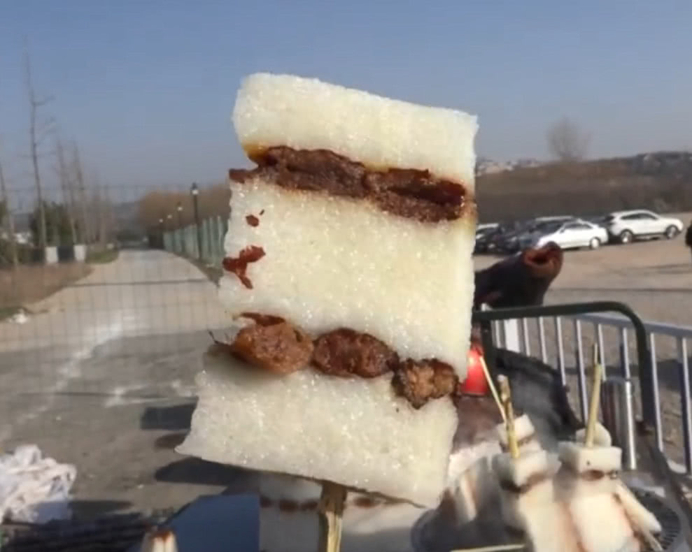 大叔卖了20年陕西"切糕",一大块先切再蒸,吃着酸甜可口