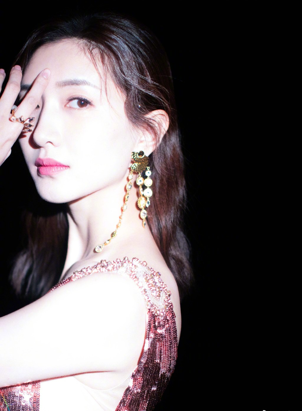 江疏影烫波浪卷发迷人又可爱!黑色小皮衣超级百搭,美呆了路人