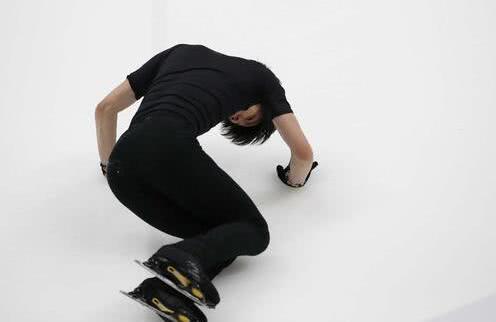 表示在经过带队医生的视诊,触诊后,认为他右脚踝有"前下胫腓韧带损伤"