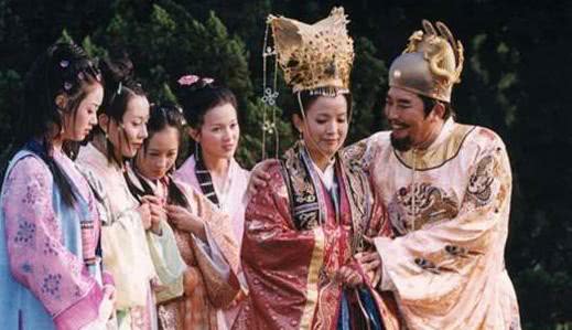 在大臣家避暑10天,府中所有女眷被睡遍,大臣:龙恩浩荡