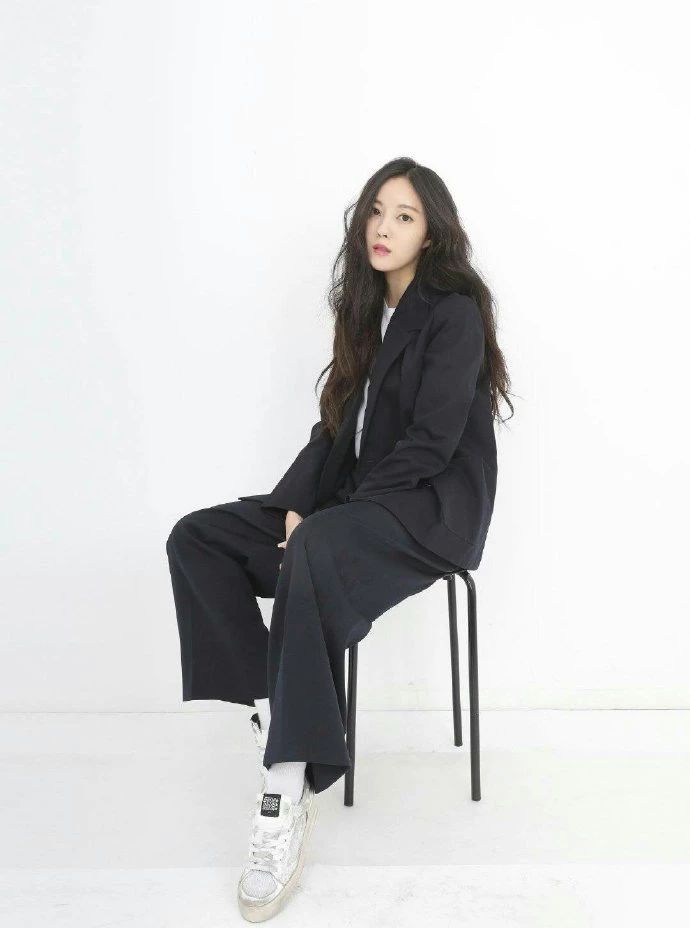 朴孝敏运动风穿搭也太前卫了工装裤搭配事业线这画面太美好