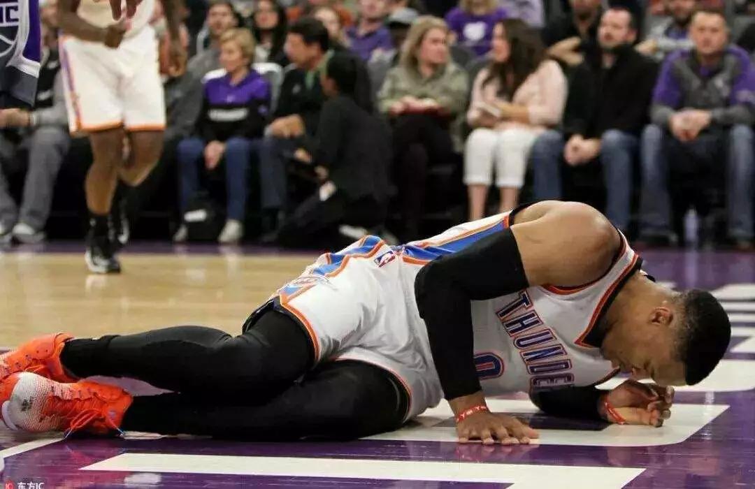 nba又伤一人威少季前赛报销威少这膝盖真是够惨的