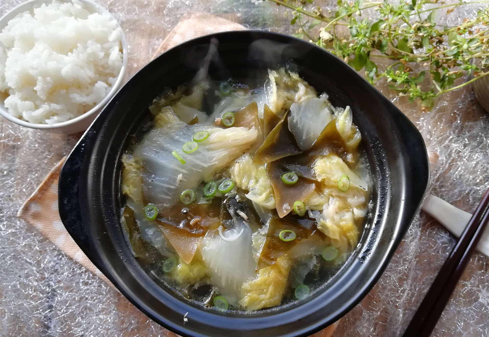 将干海带放在清水中泡发一天,期间换水一到两次.