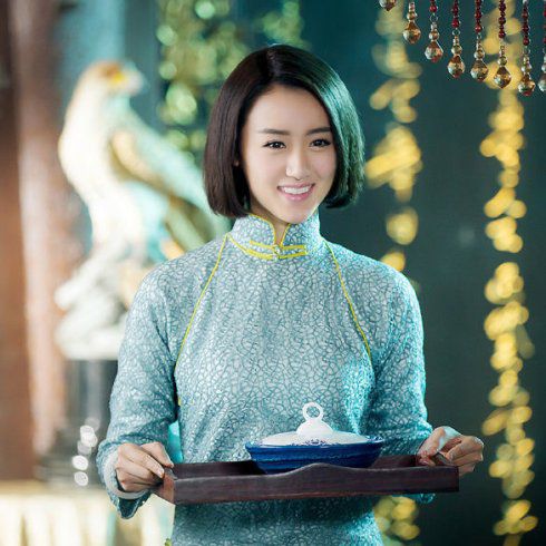 《白衣校花与大长腿》里的校花阮清恬一夜成名,此后片约不断,先后