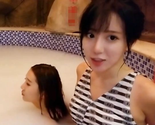 就说呆妹儿这次穿着泳装去泡温泉,不仅自己去了,还带着自己的小姐妹