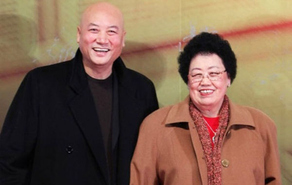 60岁"唐僧"徐少华为母校庆生,容光焕发有奶油小生既视感