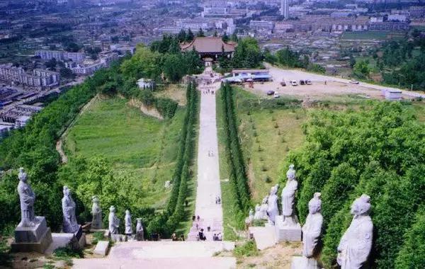 炎帝陵黄帝陵位于黄陵县城北的桥山顶,是中华民族始祖黄帝轩辕氏的