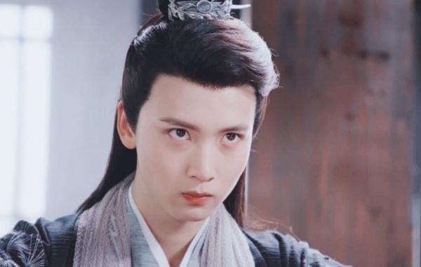 在这一百人之中除了陈宥维,还有蒙恩,在将夜里面扮演谢承运积攒了而