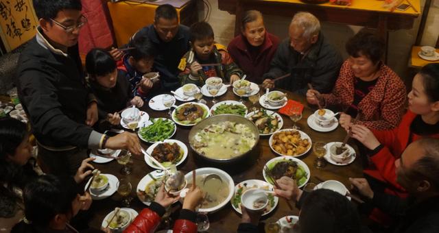 家庭聚餐,饭桌上的这6个行为最好不要有,没礼貌还让人"反感"